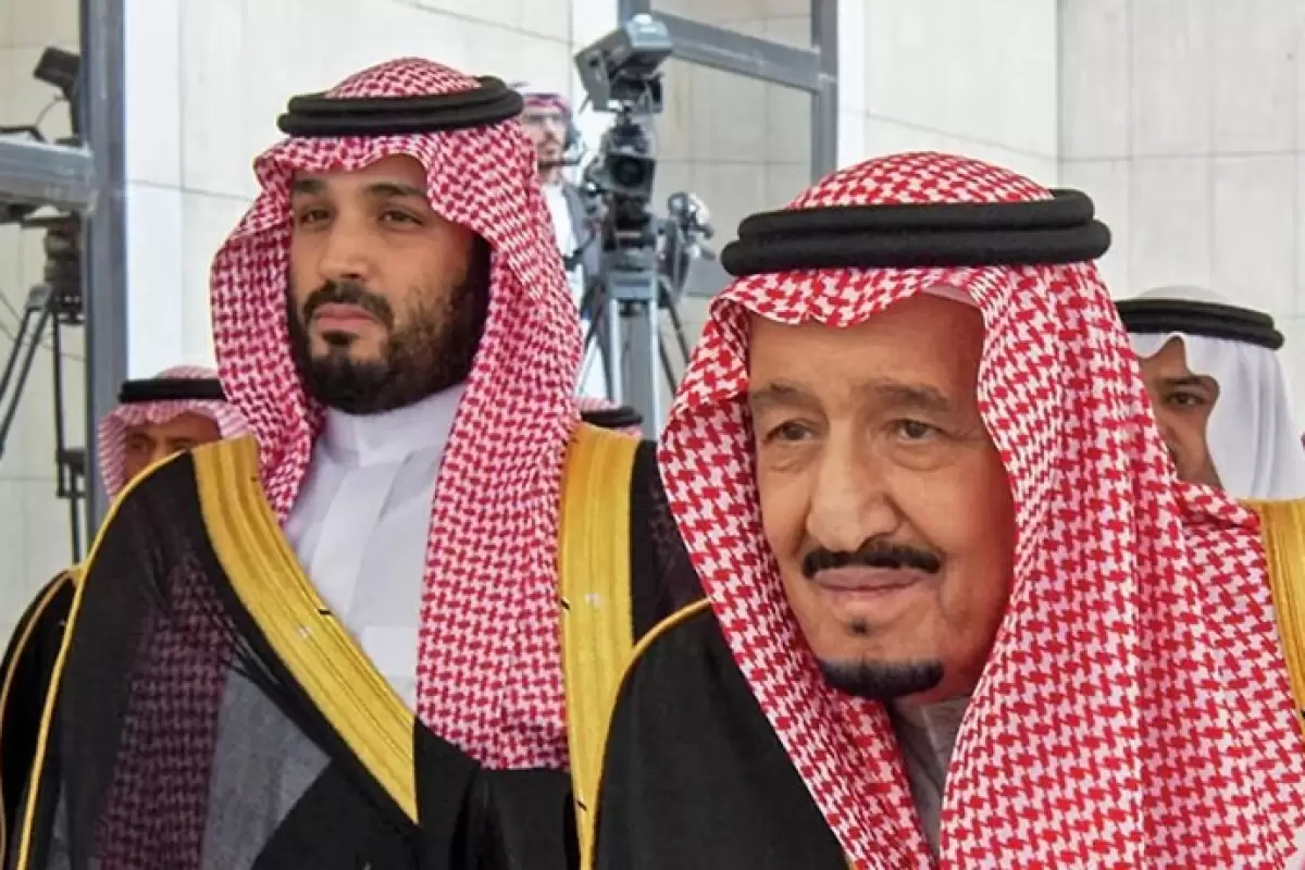 عکس؛ سفر به تاریخ؛ «محمد بن سلمان» 1 ساله در آغوش «ملک سلمان» 51 ساله؛ سال 1365