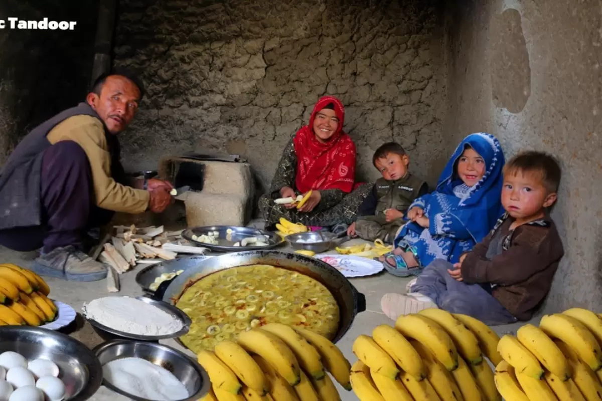 ببینید؛ غذای روستایی در افغانستان؛ پخت املت موز و تخم مرغ در غار!