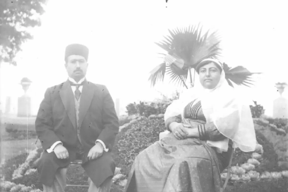عکس؛ سفر در زمان؛ «مراسم نماز میت بر سر جنازه مادر احمدشاه در کربلا»؛ سال 1327