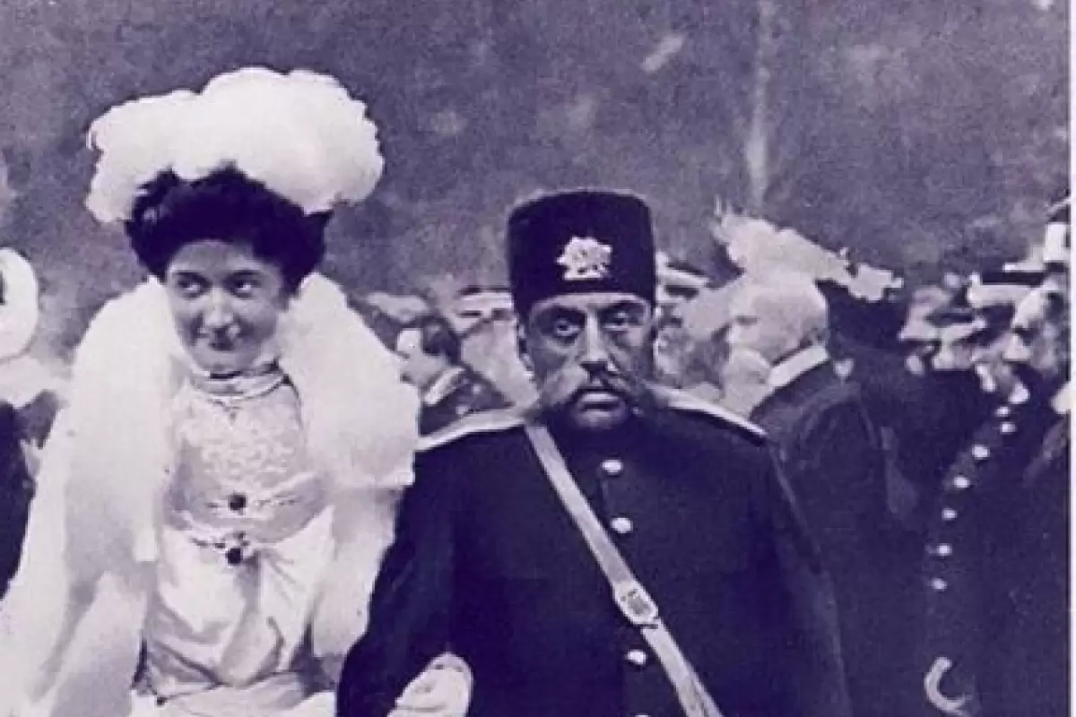 عکس؛ سفر به تاریخ؛ «مظفرالدین شاه» 11 ساله در میان درباریان