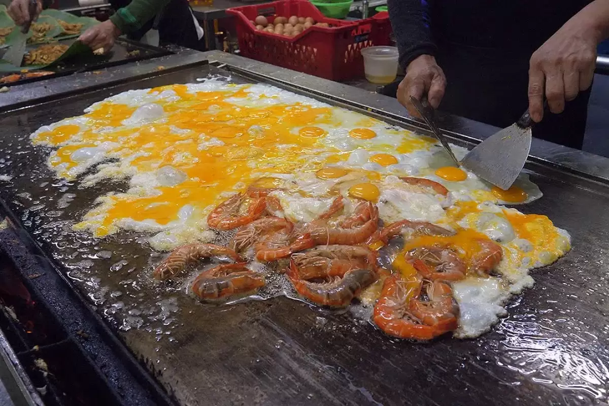 ببینید؛ غذای خیابانی در مالزی؛ برنج سرخ شده با میگو و تخم مرغ در کوالالامپور