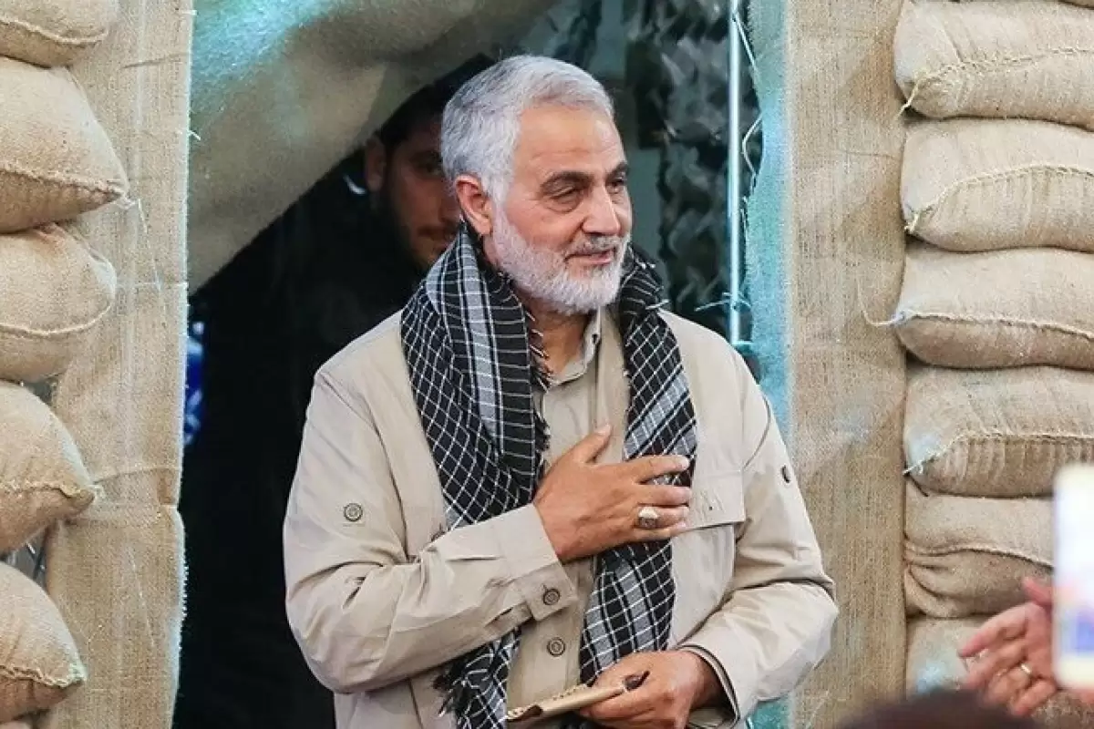 عکس؛ سفر به تاریخ؛ «حاج قاسم سلیمانی» موقع خداحافظی از همرزمانش در شب عملیات