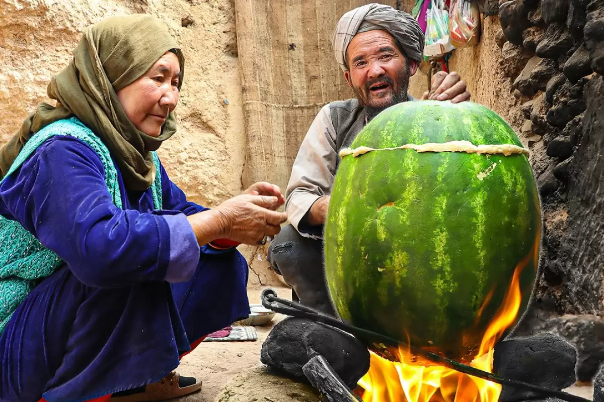 ببینید؛ غذای روستایی در افغانستان؛ پخت یک غذا با مرغ درون هندوانه