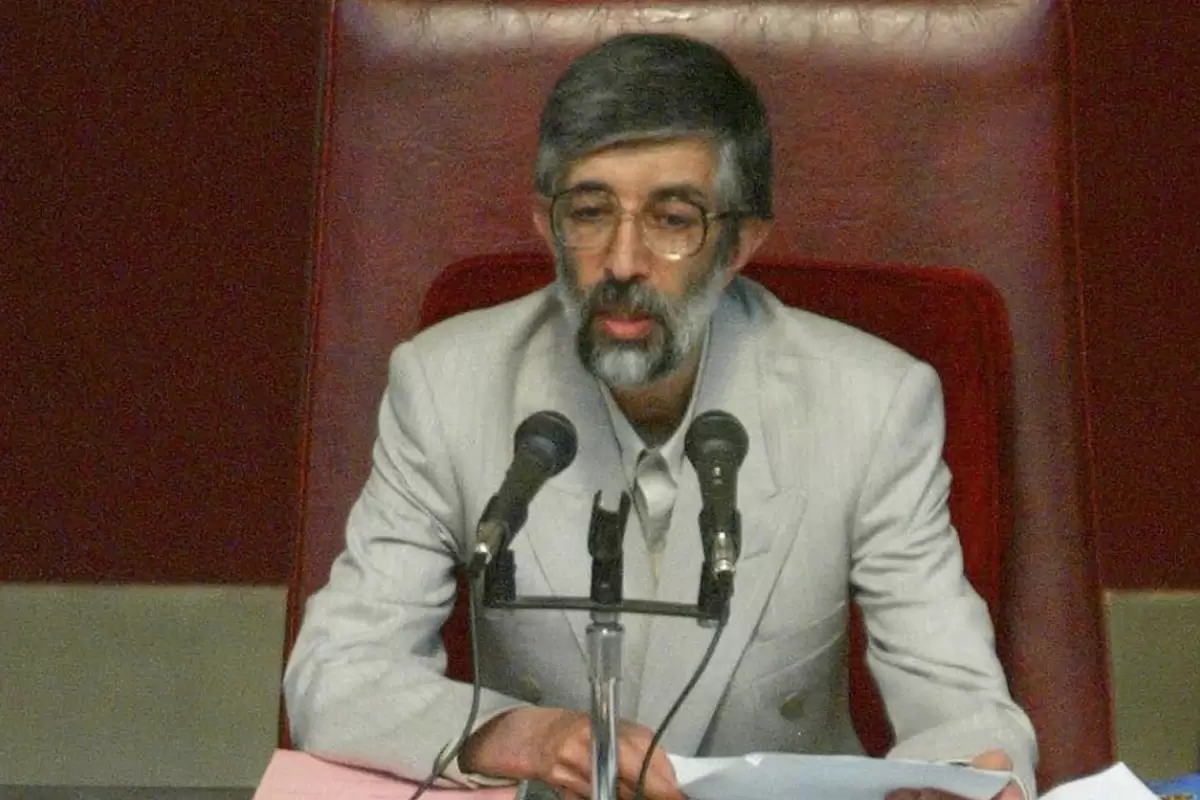 عکس؛ سفر در تاریخ؛ «حداد عادل در کلیسای سنت جوزف»؛ سال 1384