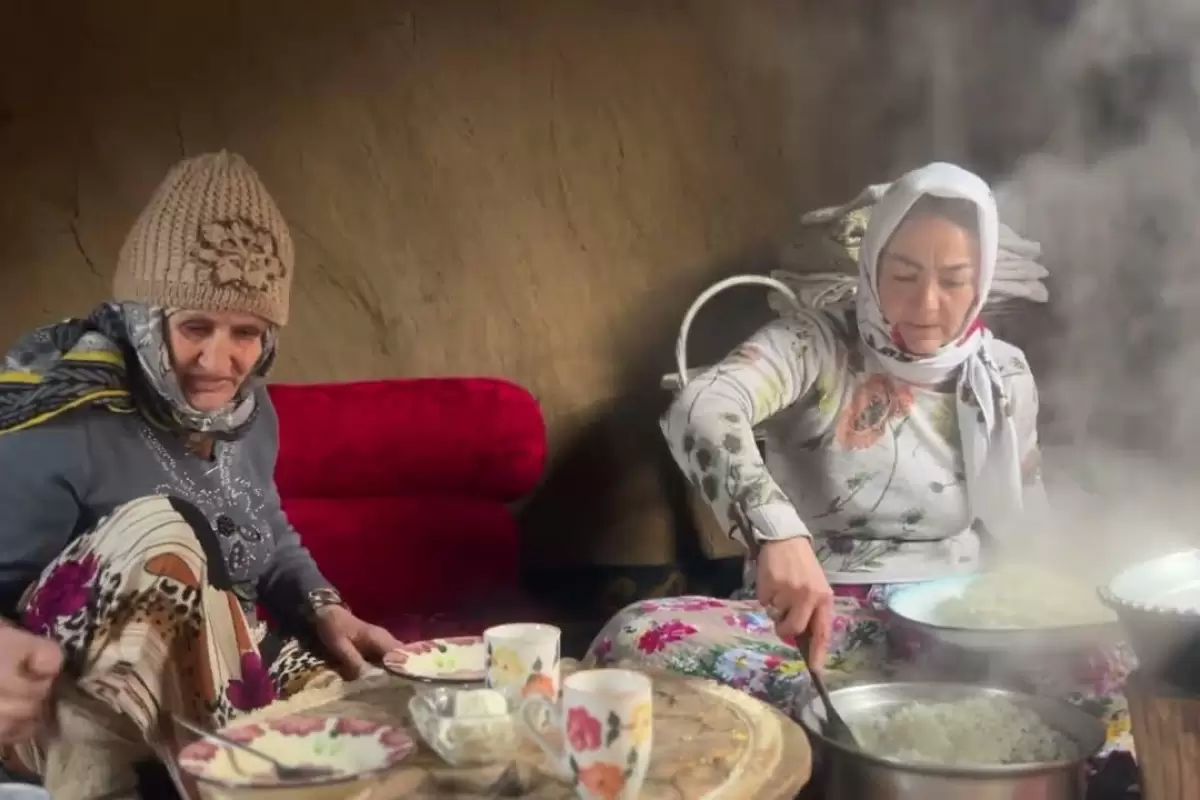 ببینید؛ غذای روستایی در ایران؛ پخت سبزی پلو با ماهی در روستایی زیبا
