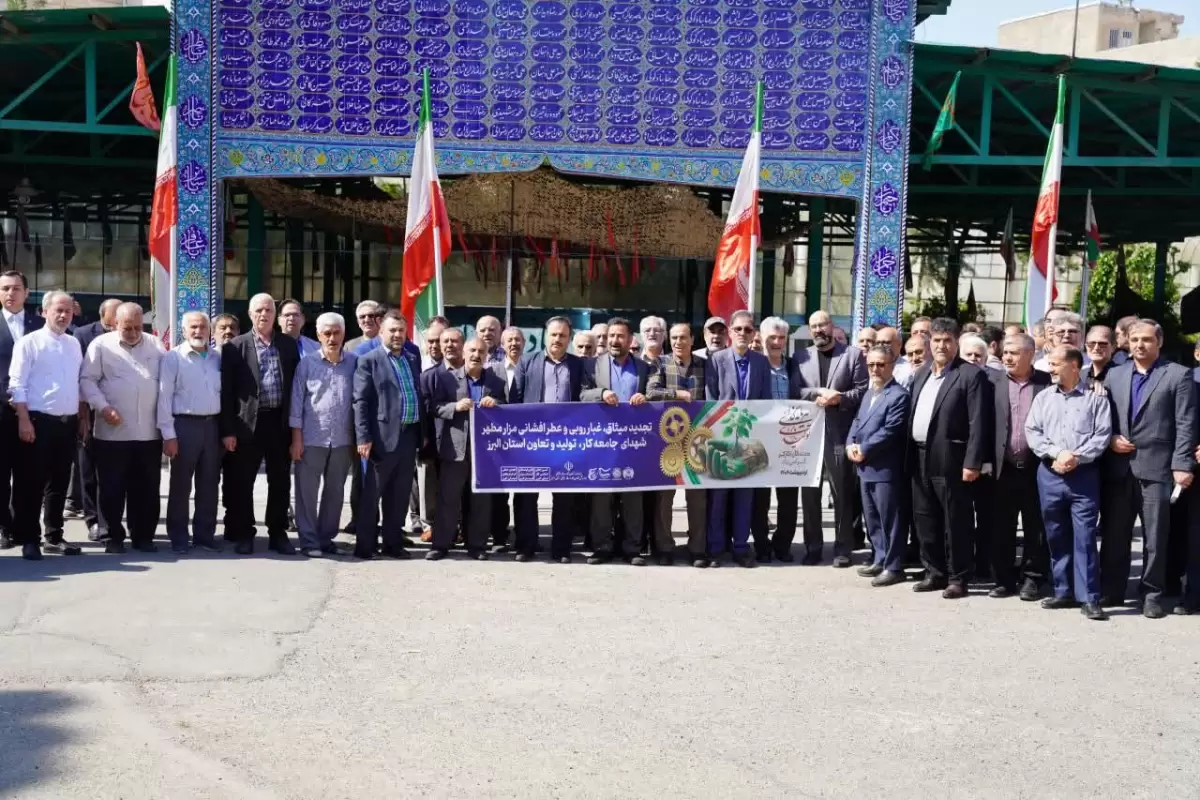 هفته کار و کارگر با گلباران مزار شهدای ۴۰۰ دستگاه کرج آغاز شد