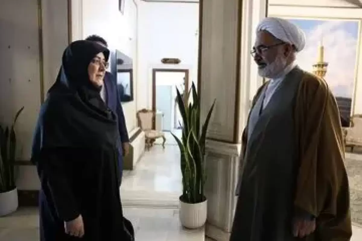 فاطمه مهاجرانی در خانه مادر شهید رئیسی