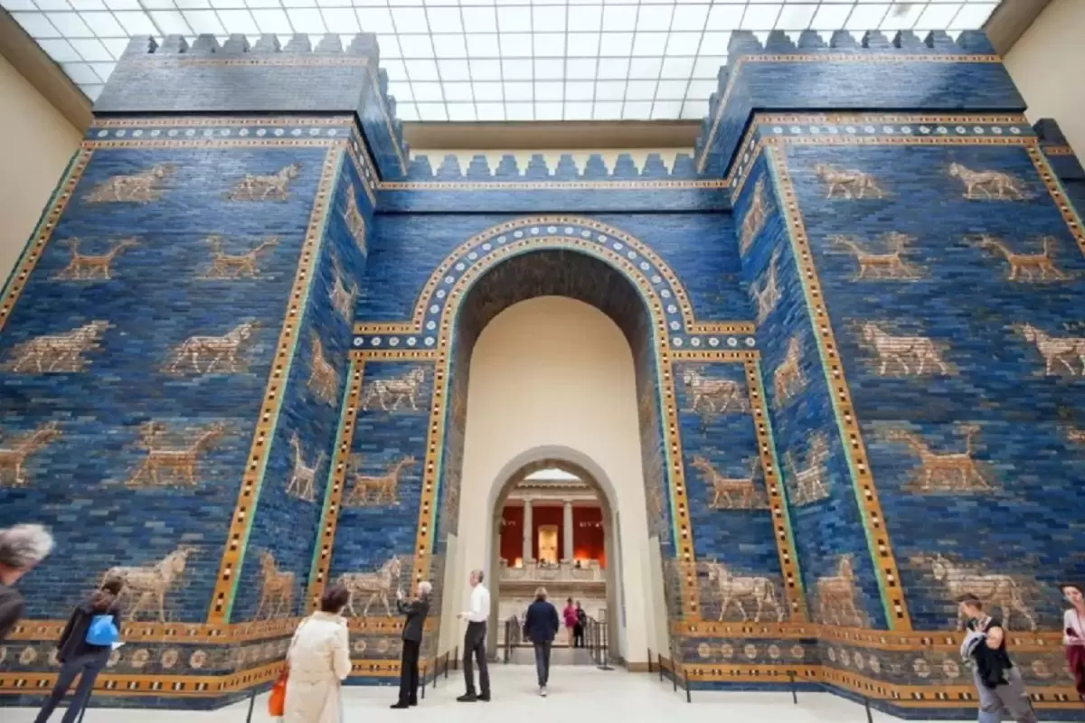 ببینید؛ این بنای تاریخی و رنگارنگ، یادگار کوروش بزرگ در عراق است