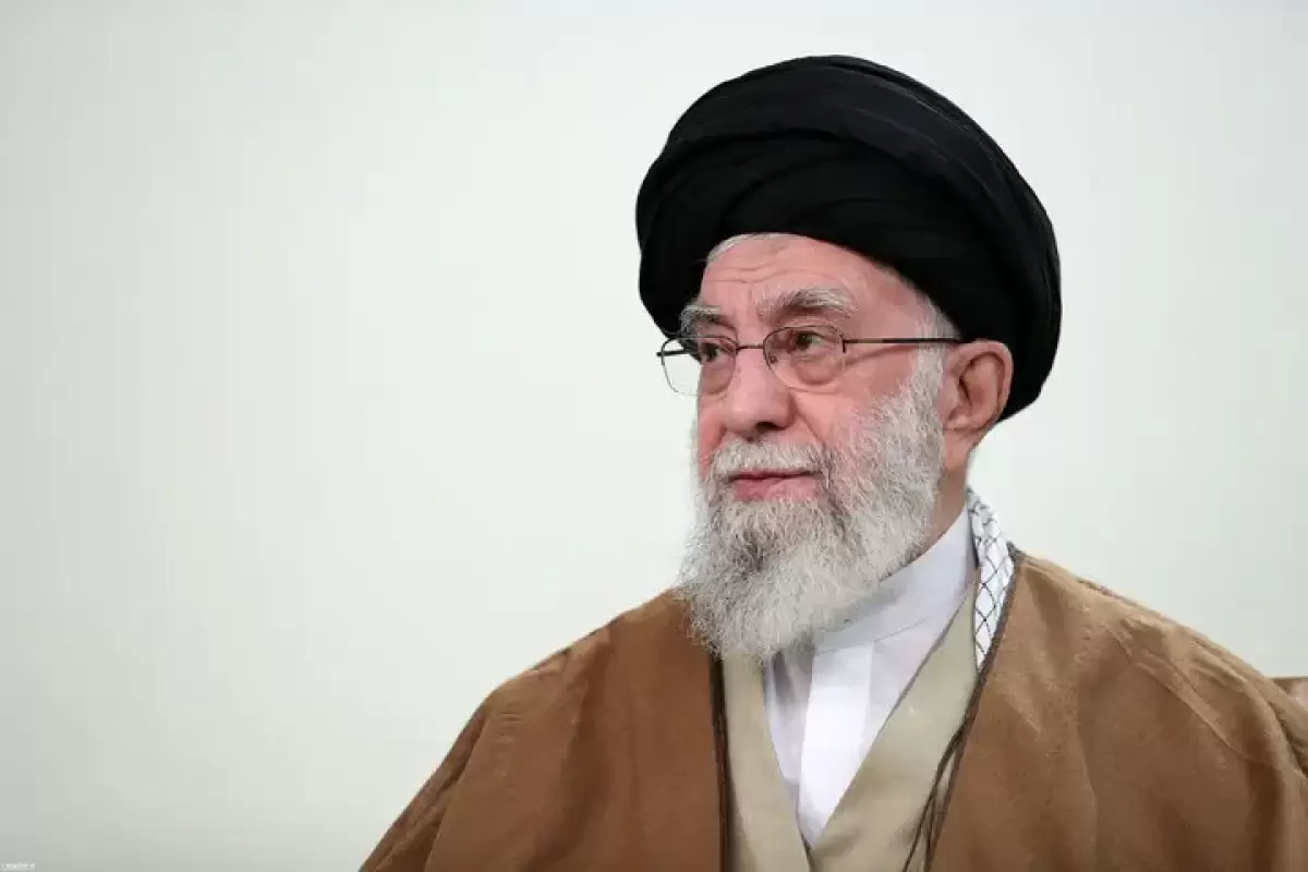 عیادت رهبر انقلاب از حضرت آیت‌الله نوری همدانی در بیمارستان‌ + عکس