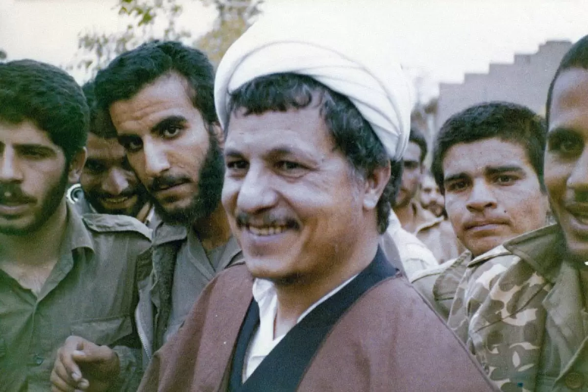عکس؛ سفر به تاریخ؛ «هاشمی رفسنجانی» در کنار «علی شمخانی» در میان رزمندگان در جبهه