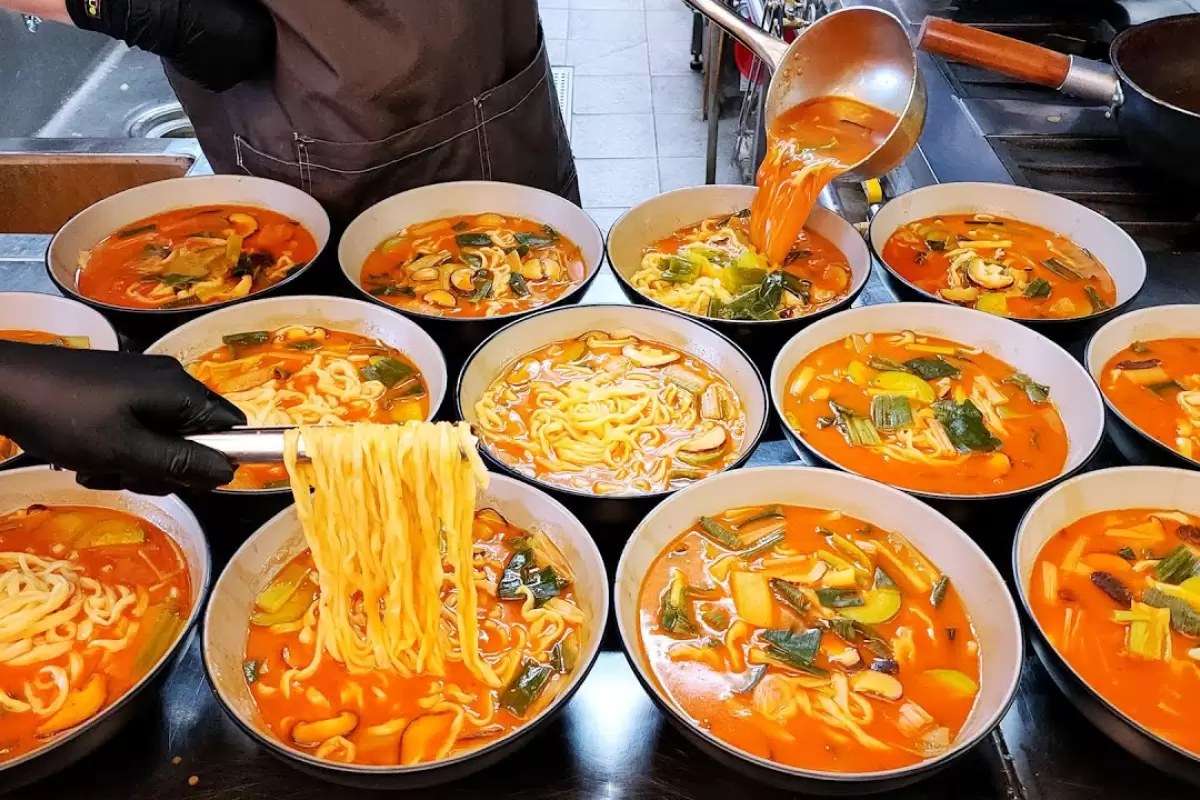 ببینید؛ غذای خیابانی در کره؛ پخت نودل دست ساز و رامن ژاپنی در سئول