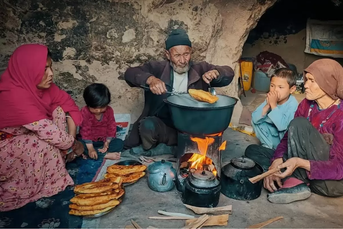 ببینید؛ غذای روستایی در افغانستان؛ پخت منتو و نان تازه در غاری دورافتاده