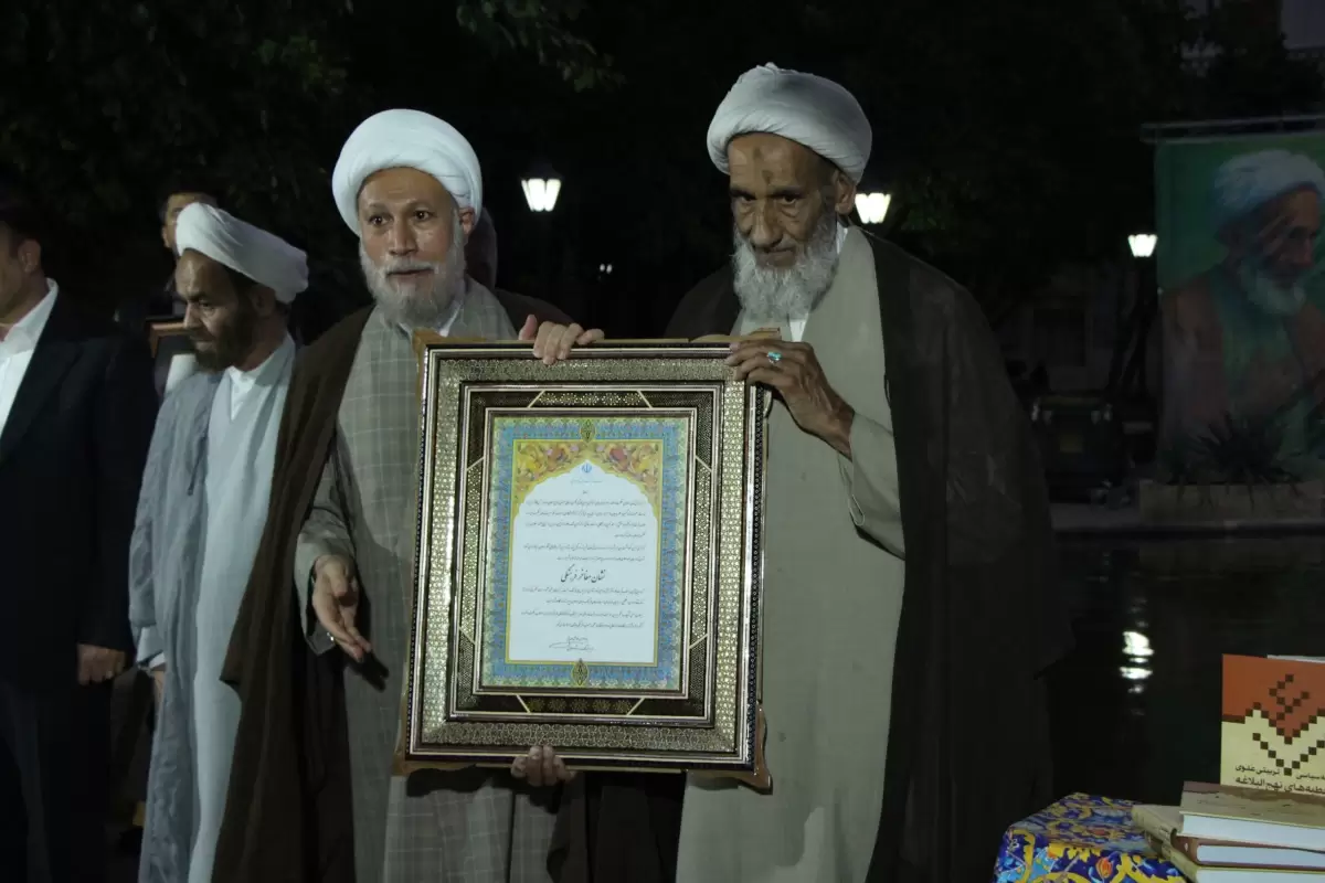 نشان مفاخر به آیت الله دکتر احمد بهشتی اهدا شد