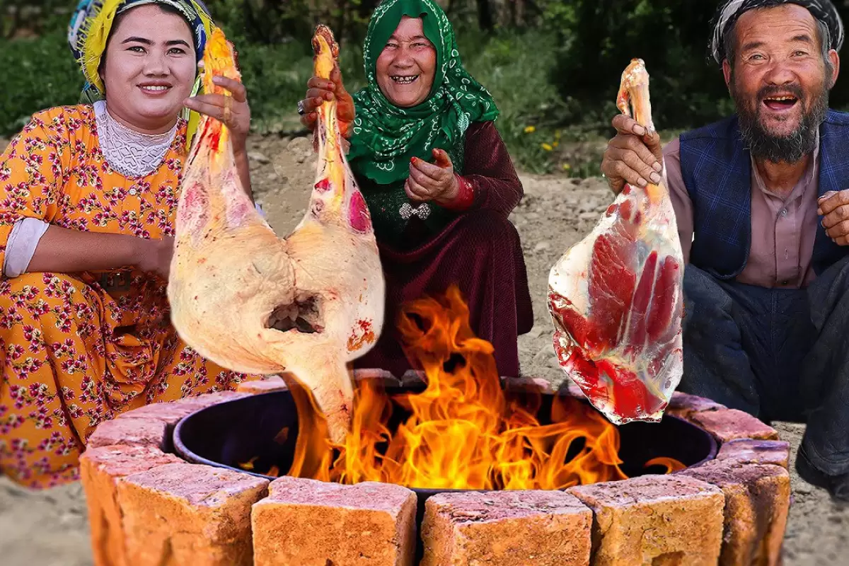 ببینید؛ غذای روستایی در افغانستان؛ کباب بره طعم دار شده در تنور زیرزمینی