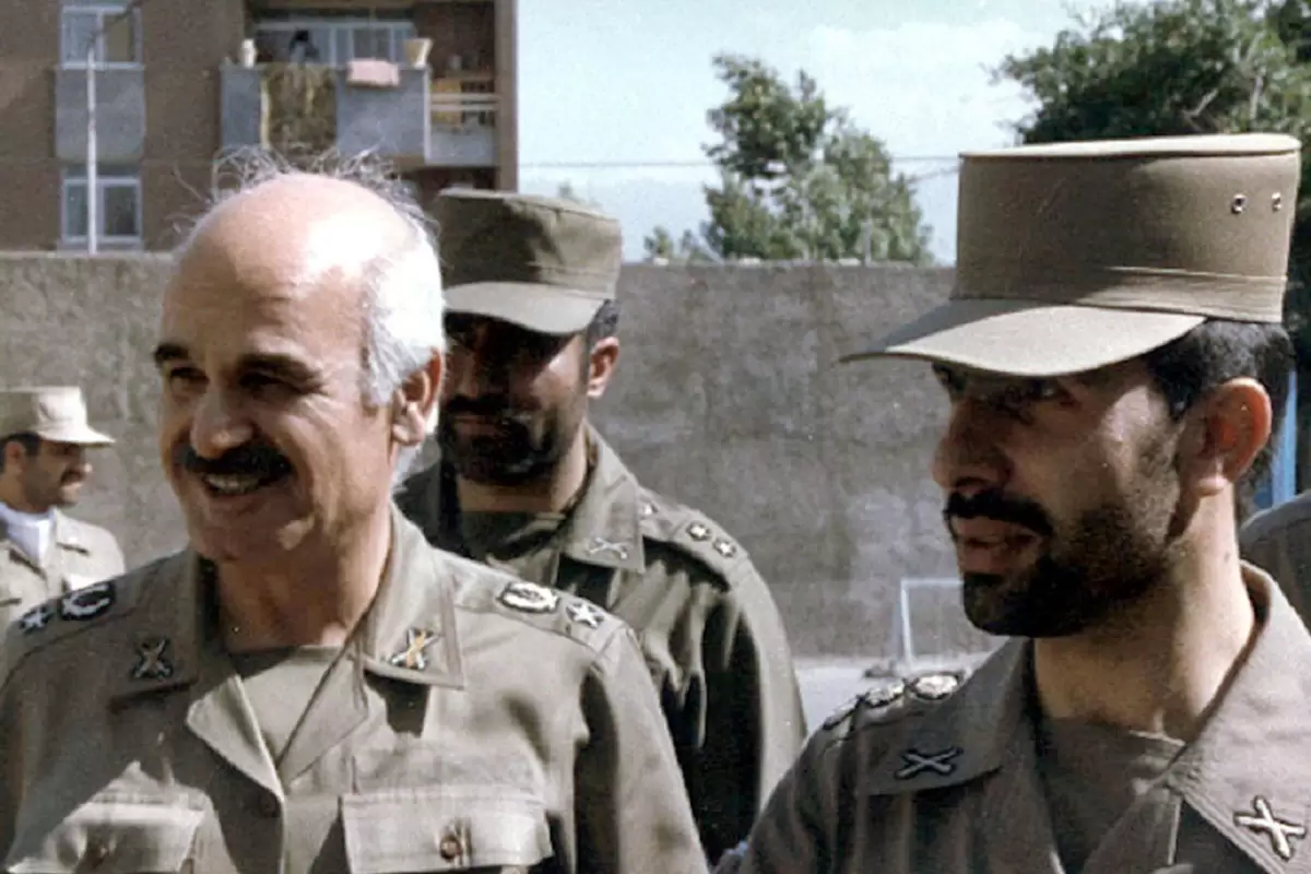 عکس؛ سفر در زمان؛ «صیاد شیرازی در حال گفتگو با محسن رضایی»؛ دهه 60