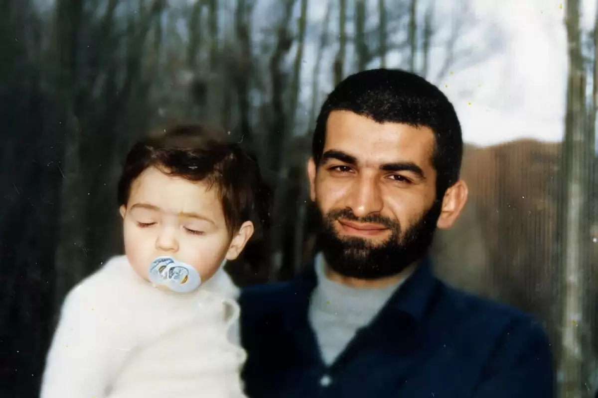 عکس؛ سفر به تاریخ؛ «شهید عباس بابایی» در اتاق دانشجویی‌اش در آمریکا