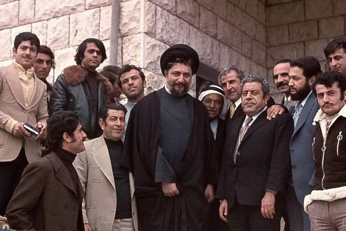 عکس؛ سفر در زمان؛ «امام موسی صدر در حال سخنرانی در مراسم چهلم دکتر شریعتی در بیروت»؛ سال 56