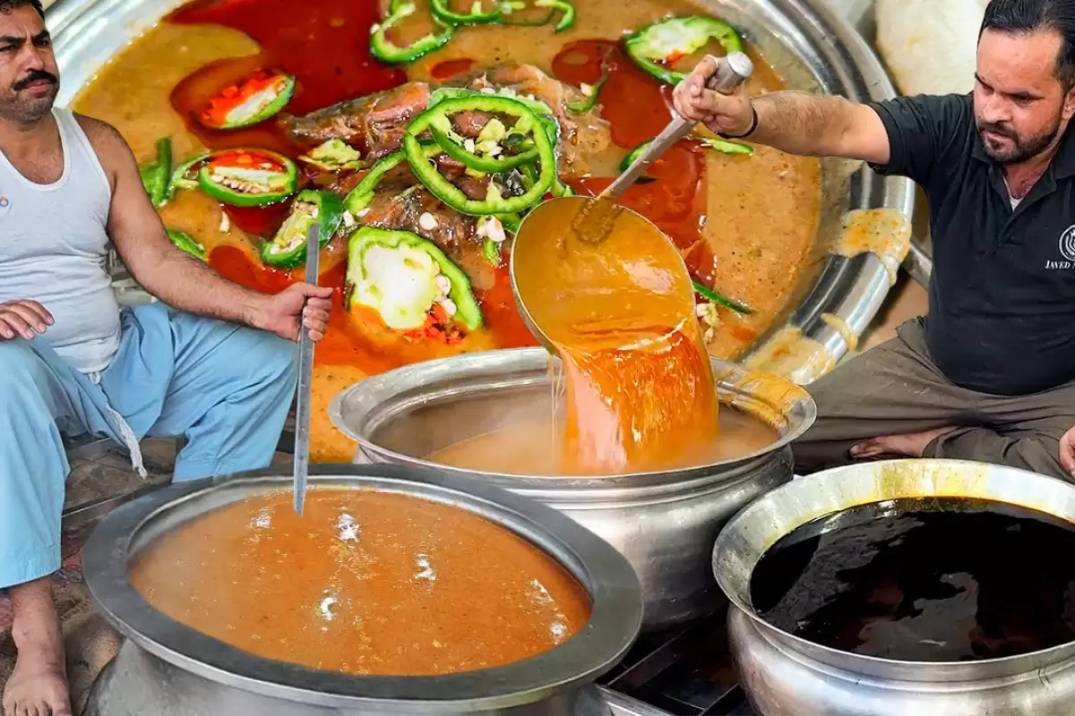 ببینید؛ غذای خیابانی در پاکستان؛ پخت نهاری محبوب با مغز استخوان گاو در کراچی