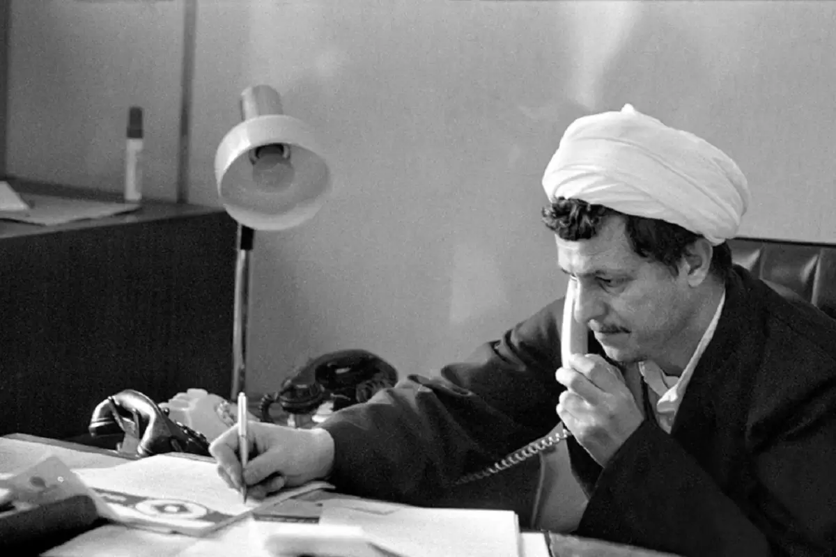 عکس؛ سفر در زمان؛ «هاشمی رفسنجانی در مراسم تحلیف ریاست جمهوری رهبر انقلاب»؛ سال 60