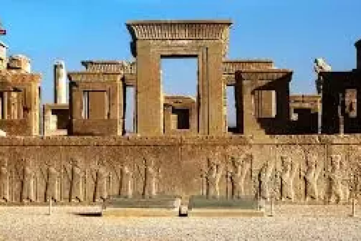 فرونشست به ۱۰ متری نقش رستم رسید