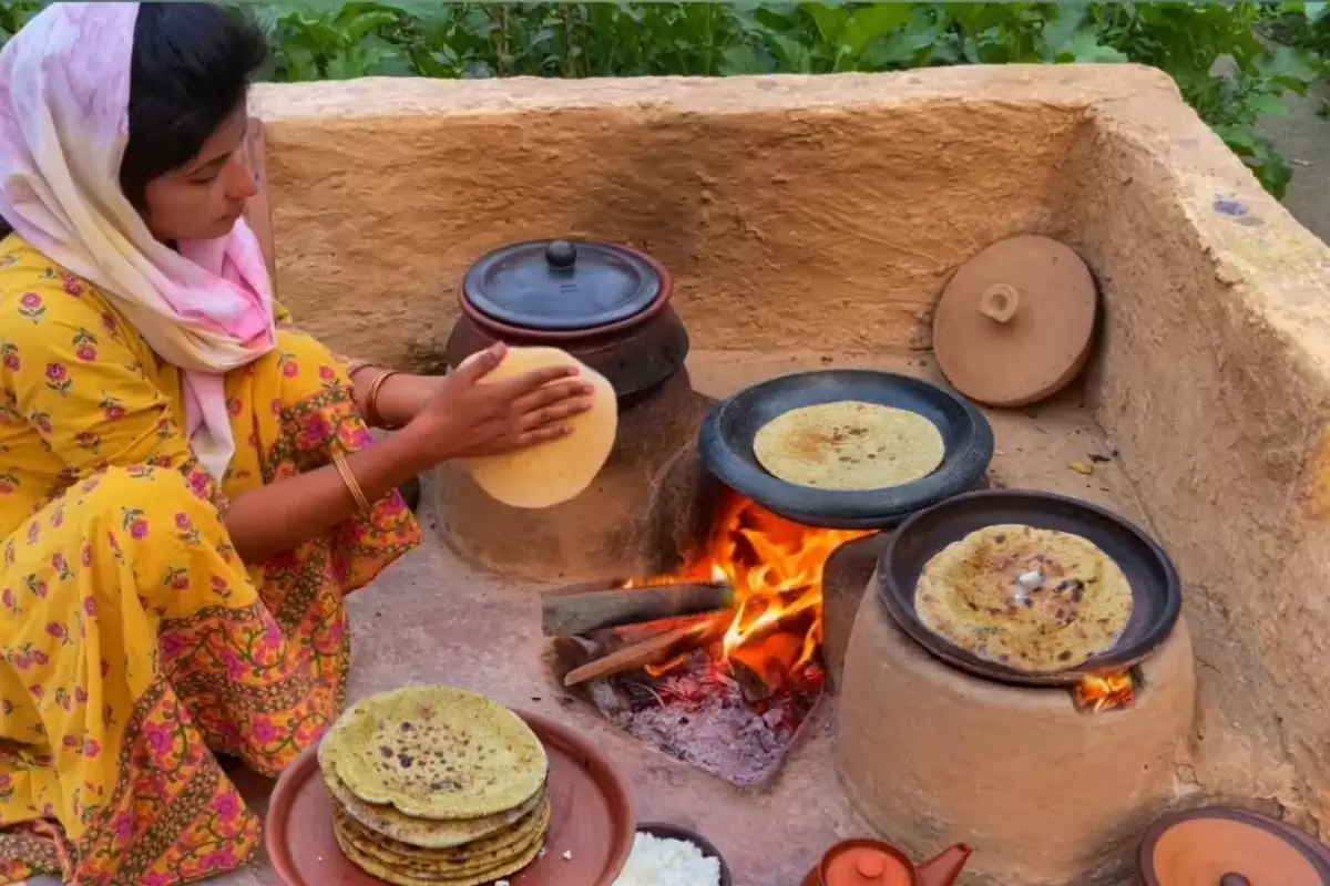 ببینید؛ غذای روستایی در هند؛ پخت نان ذرت و غذای سنتی با برگ خردل و اسفناج