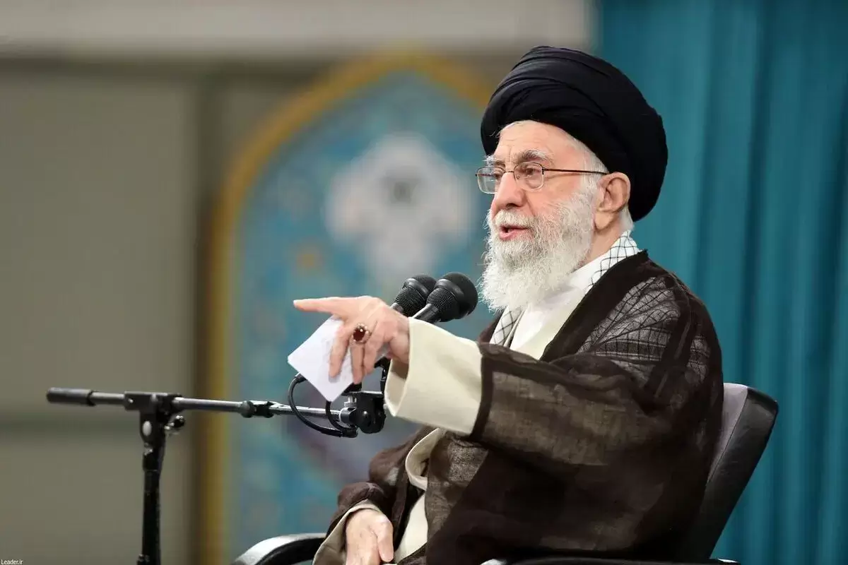 عقیق یمنی بر دست‌های رهبر انقلاب در دیدار با کارگران + عکس