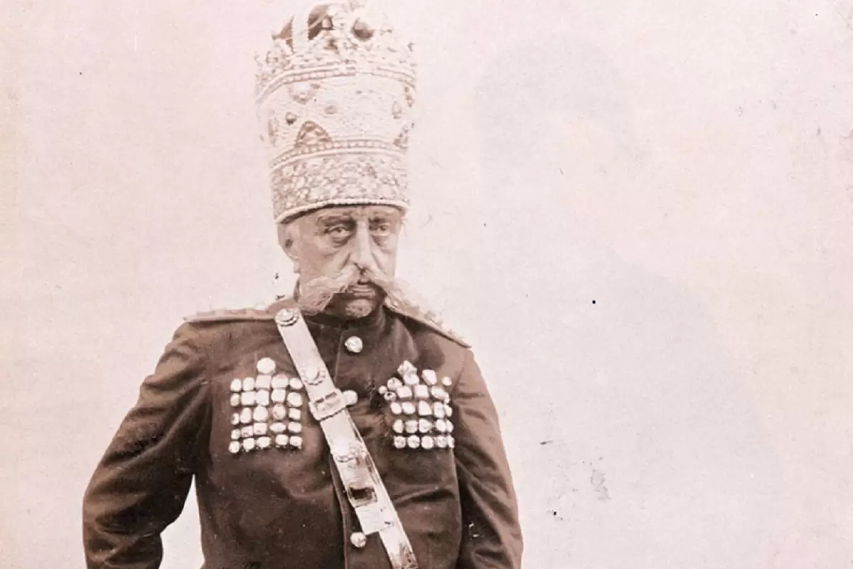 عکس؛ سفر در زمان؛ «مظفرالدین‌شاه سوار بر سه‌ چرخه عجیب اش»؛ دهه 1270