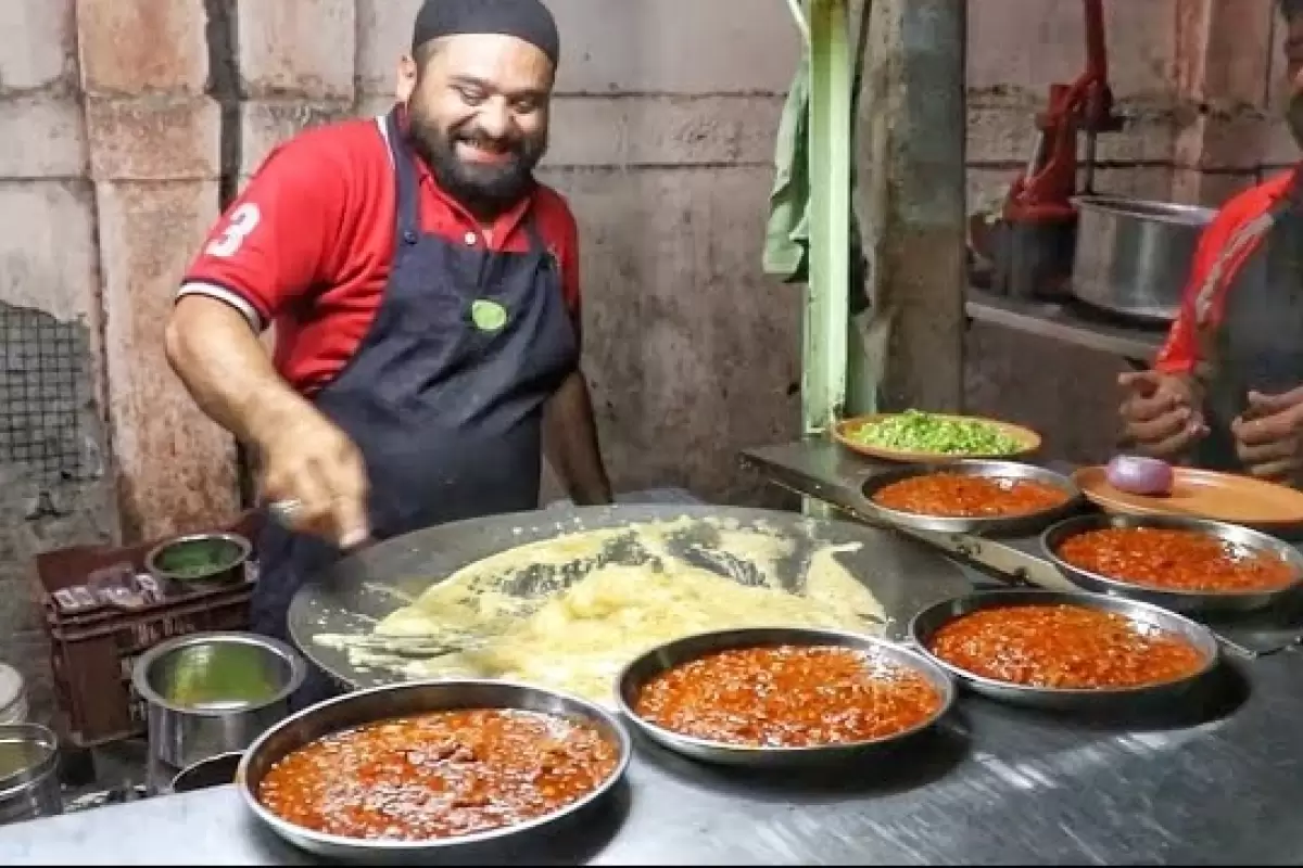 ببینید؛ غذای خیابانی در هند؛ پخت املت، رول تخم مرغ و تخم مرغ مغولی در بمبئی