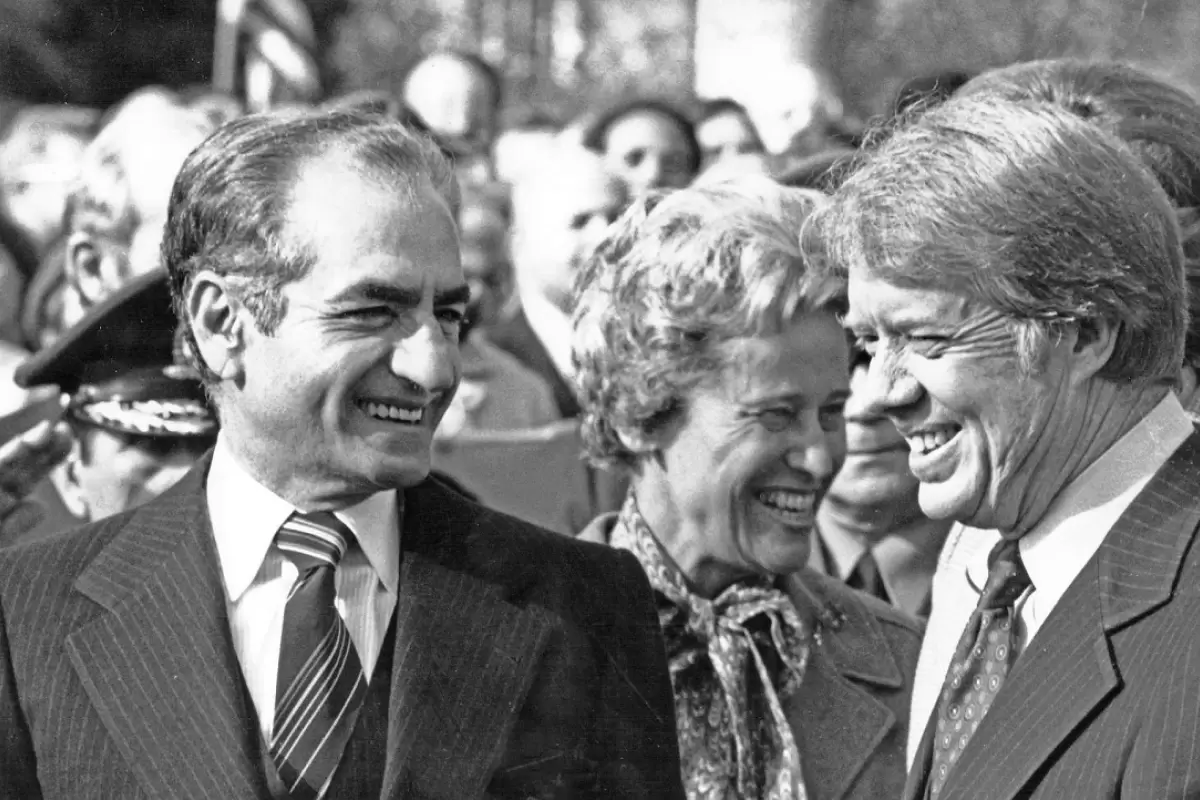 عکس؛ سفر در زمان؛ دیدار «ثریا و محمدرضا پهلوی با دکتر مصدق»؛ سال 1331