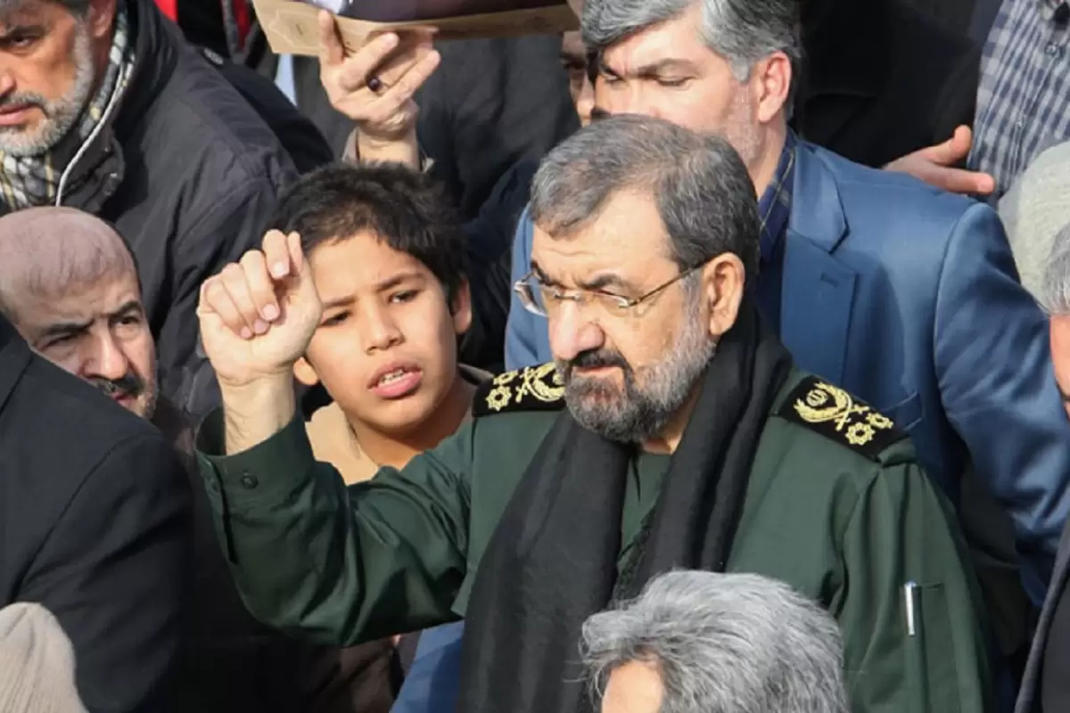 عکس؛ سفر در زمان؛ «محسن رضایی و محمدابراهیم همت در حال بررسی نقشه عملیات»؛ دهه 60