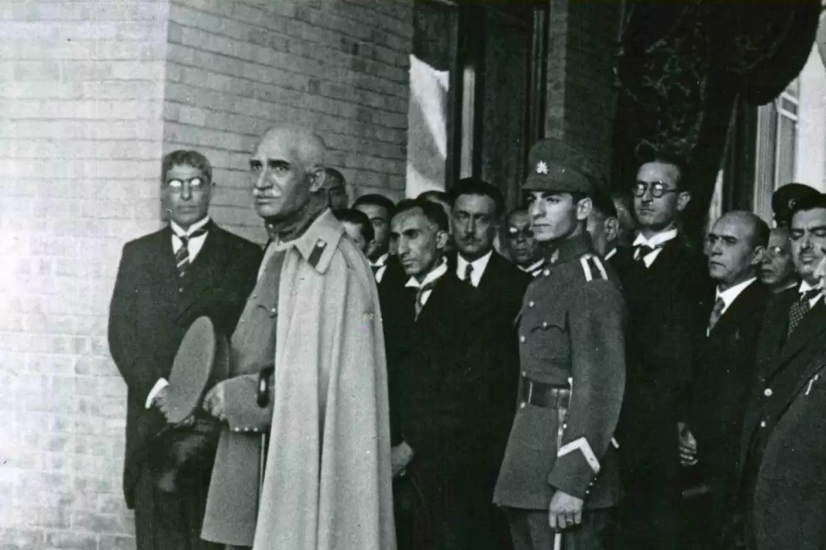 عکس؛ سفر در زمان؛ «رضاخان در حال سیگار کشیدن در مشهد»؛ دهه 1310