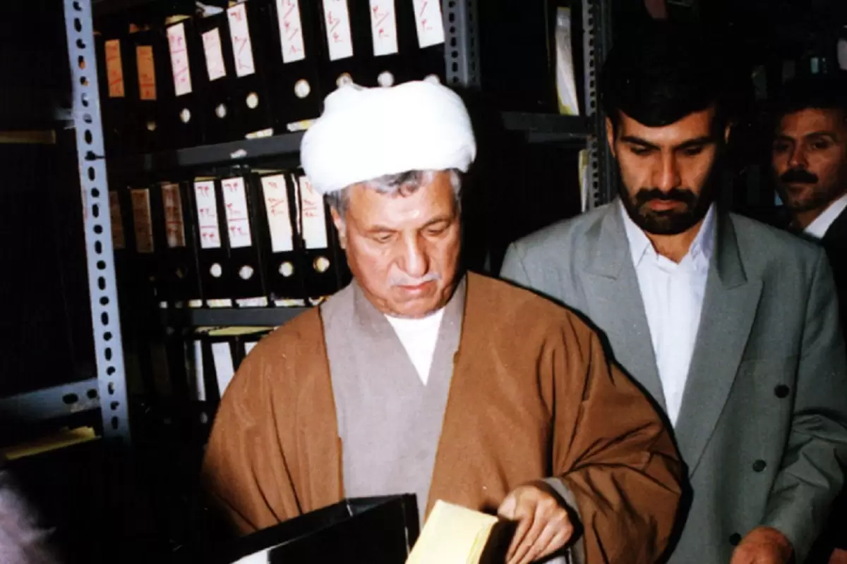 عکس؛ سفر در زمان؛ «هاشمی رفسنجانی با لباس نظامی در کنار نوه هایش»؛ دهه 60
