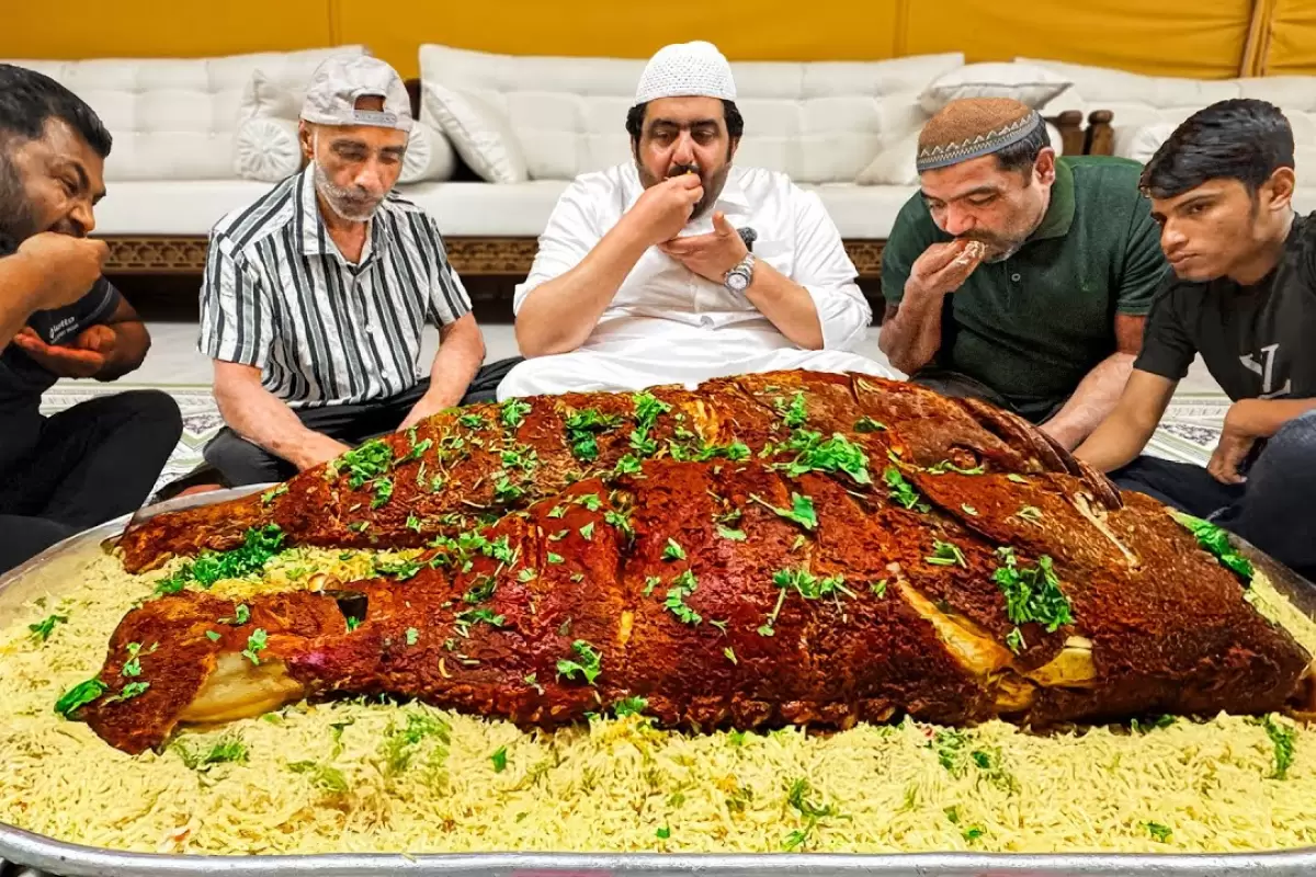 ببییند؛ غذای خیابانی در مالزی؛ پخت مندی ماهی کپور توسط آشپز قطری در کوالالامپور