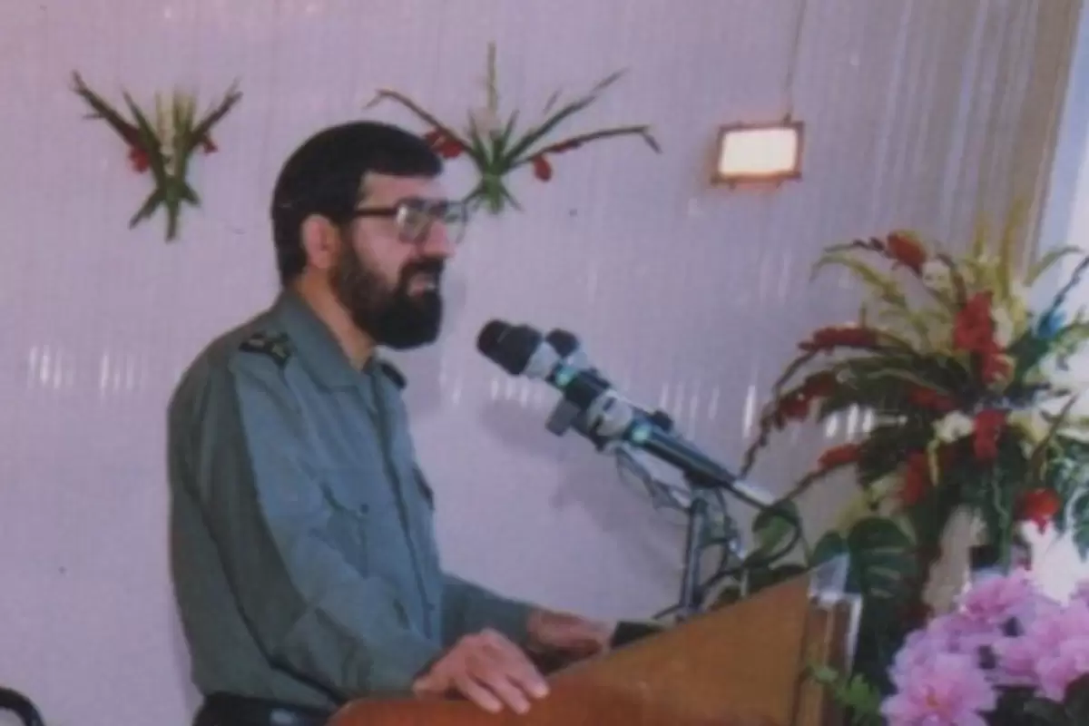 عکس؛ سفر در زمان؛ «رحیم صفوی، محسن رضایی و صیاد شیرازی» بعد یک جلسه نظامی؛ دهه 60