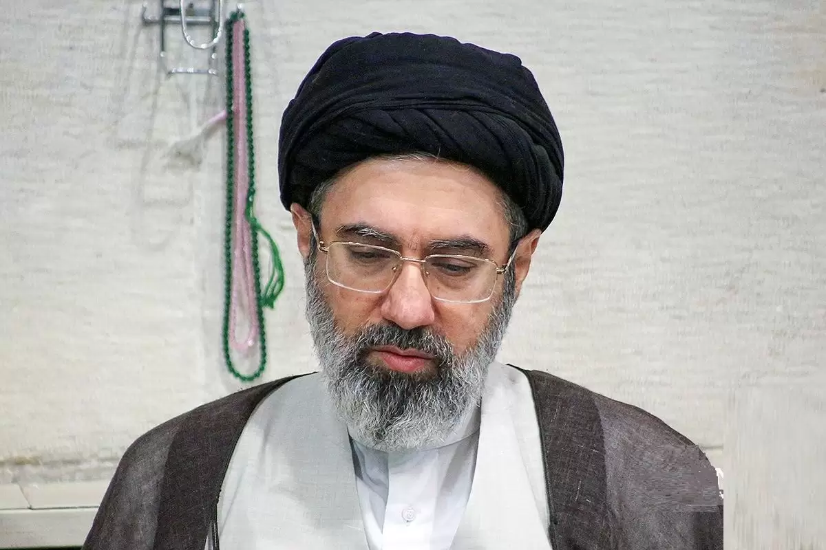 عکس؛ سفر در زمان؛ «سید مجتبی خامنه ای» در کنار همرزمان اش در جبهه؛ دهه 60