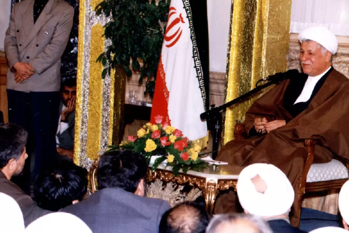 عکس؛ سفر در تاریخ؛ «صحبت خصوصی شهید بهشتی و هاشمی رفسنجانی در حاشیه نماز جمعه تهران»؛ سال 59