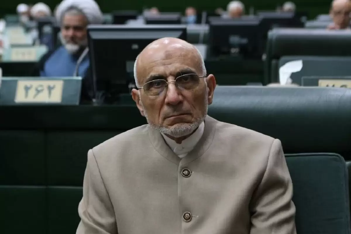 عکس؛ سفر در زمان؛ «میرسلیم در کنار بنی صدر در جمع نیروهای ارتش»؛ سال 59