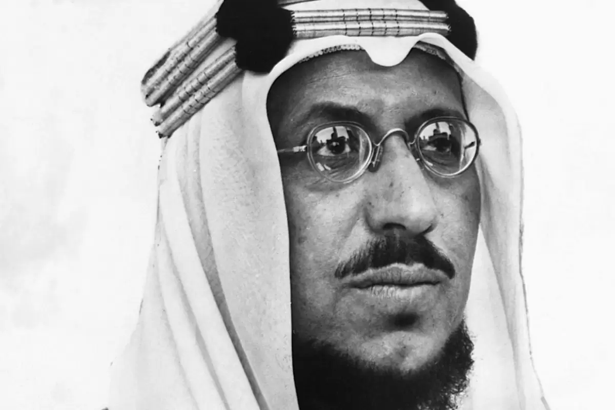 عکس؛ سفر در زمان؛ «پادشاه دوم عربستان و مهمانان خارجی در حال خوردن دو شتر؛ سال 1334