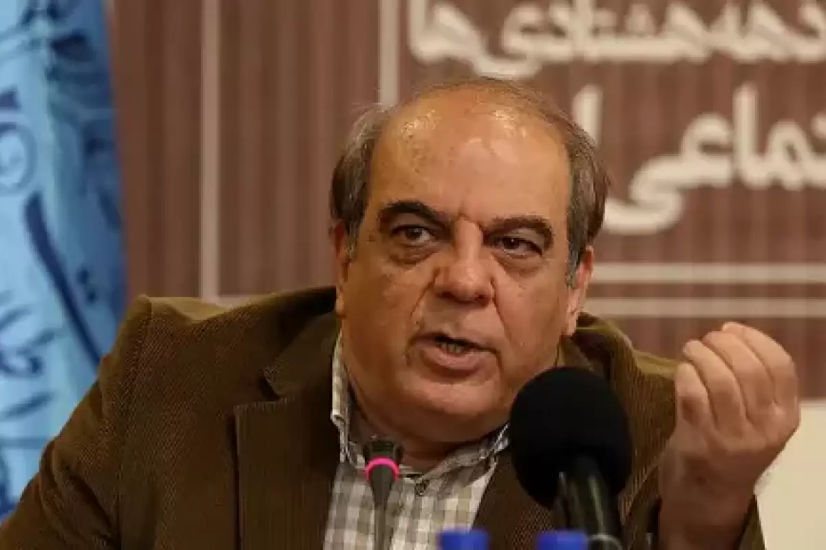 واکنش تند عباس عبدی به ارسال پیامک برای زنان بدون حجاب در تهران؛ اگر این سیاست با اراده و دستور رسمی انجام می‌شود وای به حال حکومت