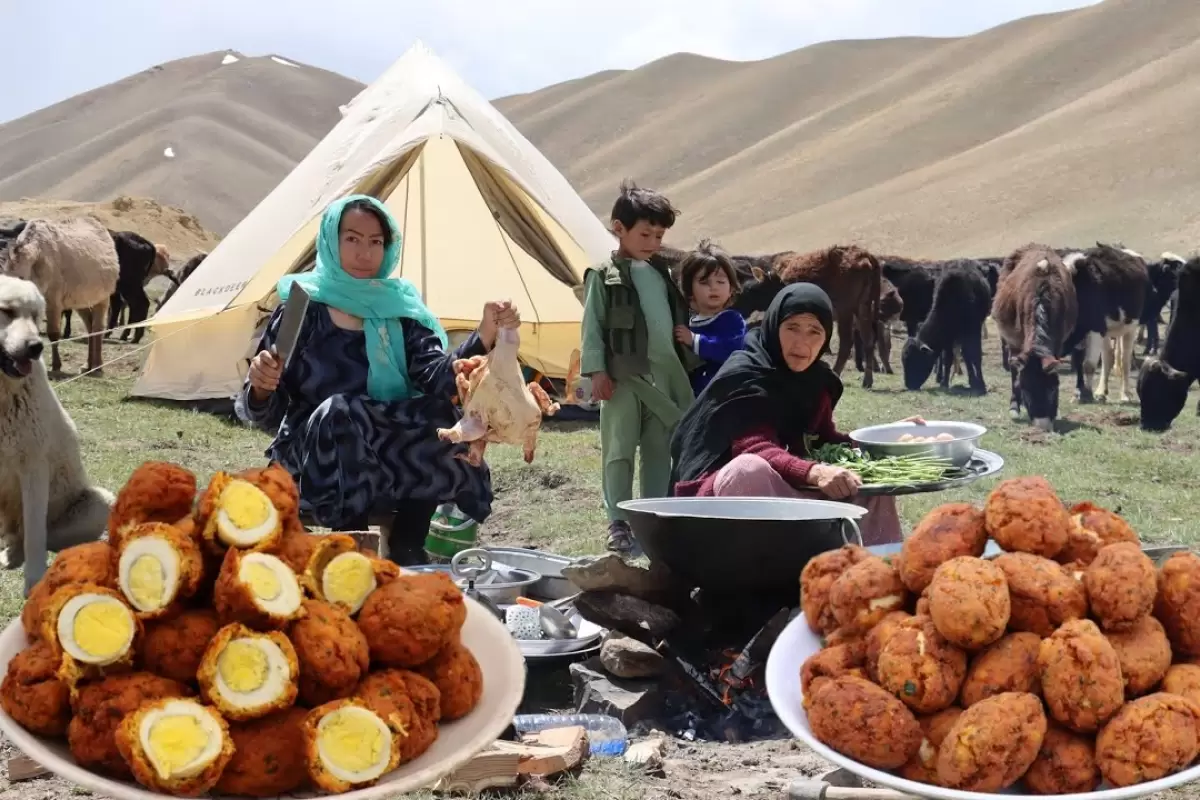 ببینید؛ غذای عشایری در افغانستان؛ پخت یک غذای سنتی با تخم مرغ و مرغ در طبیعت