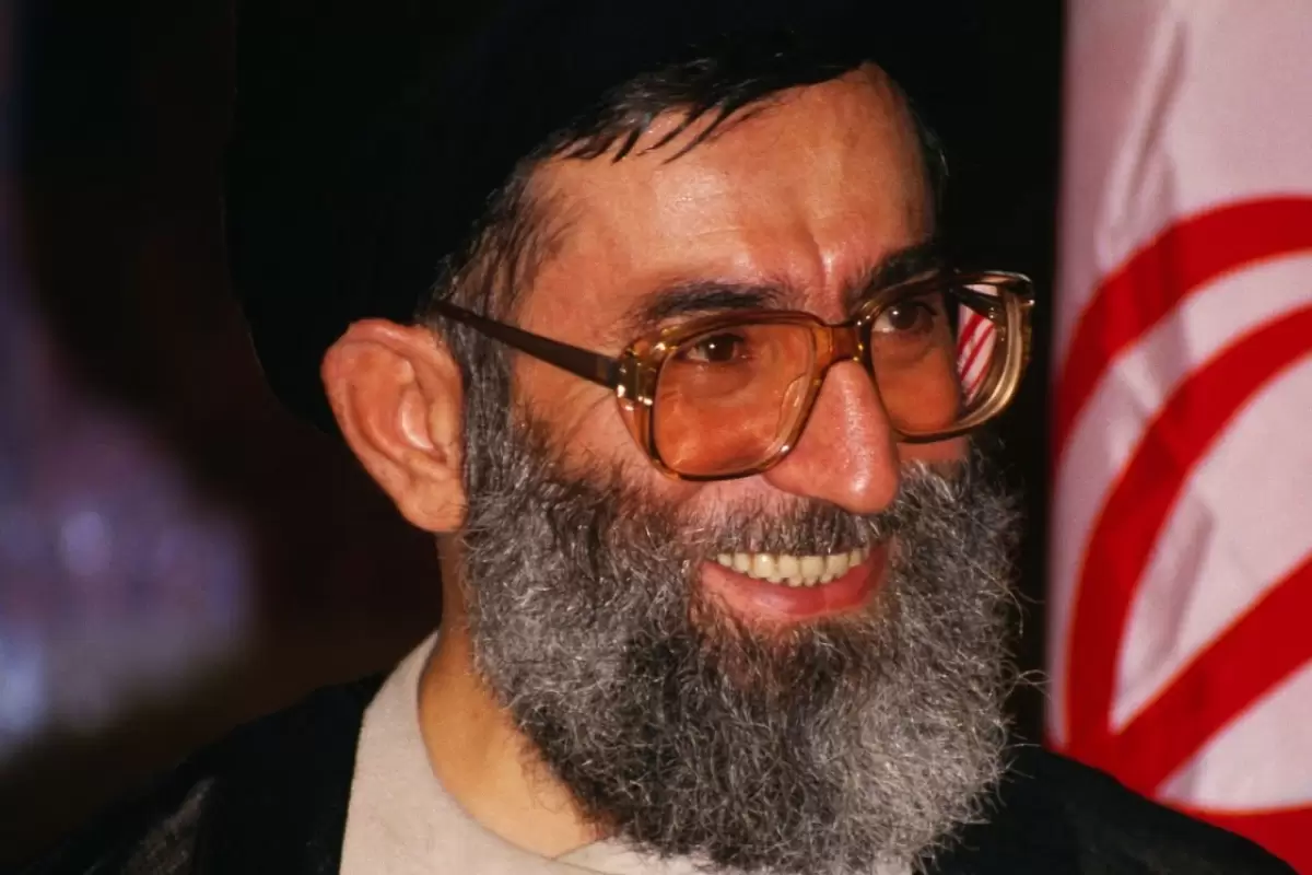 عکس؛ سفر در زمان؛ «رهبر انقلاب در حال سخنرانی در نیویورک»؛ سال 1366