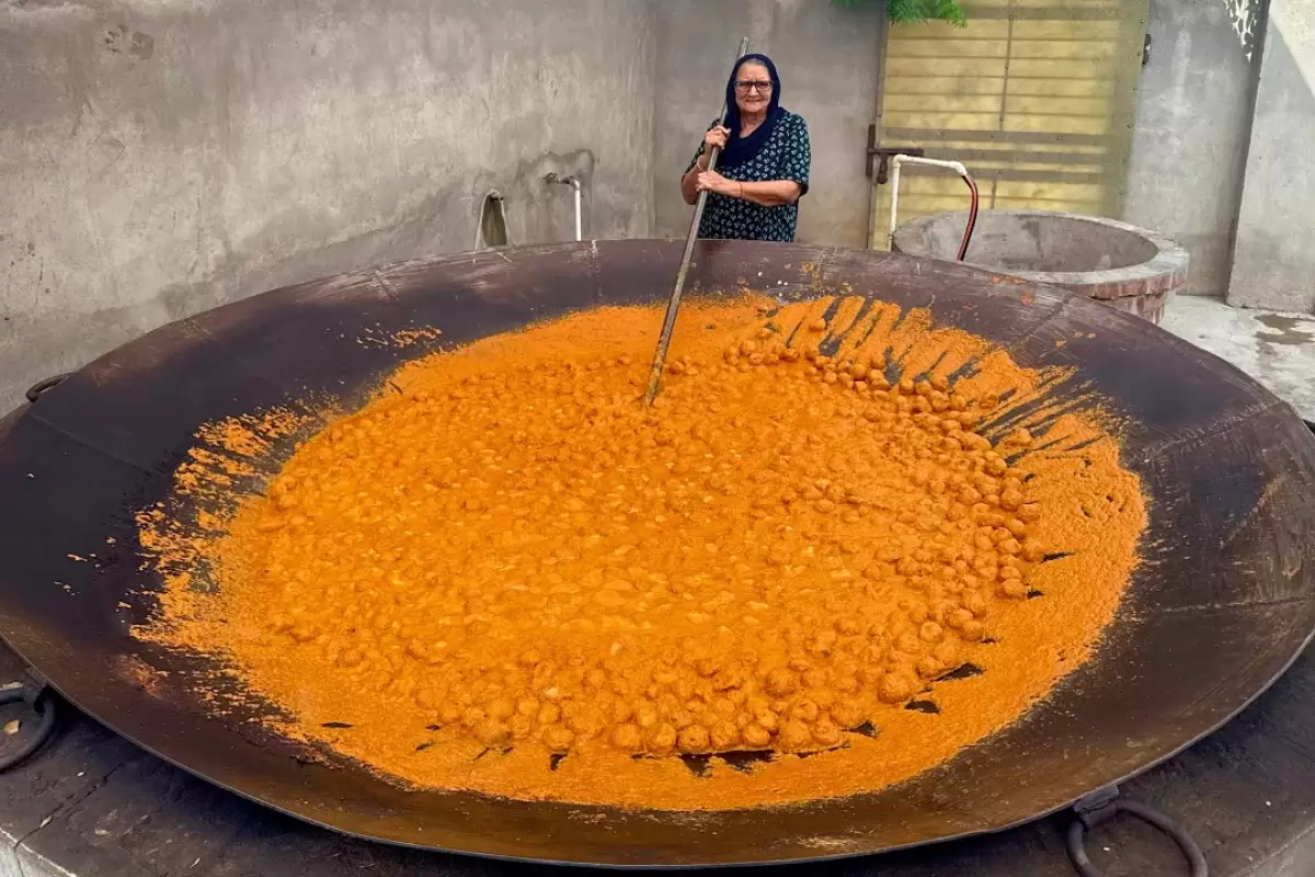 ببینید؛ غذای روستایی در هند؛ پخت کوفته مالای در یک ساج غول پیکر