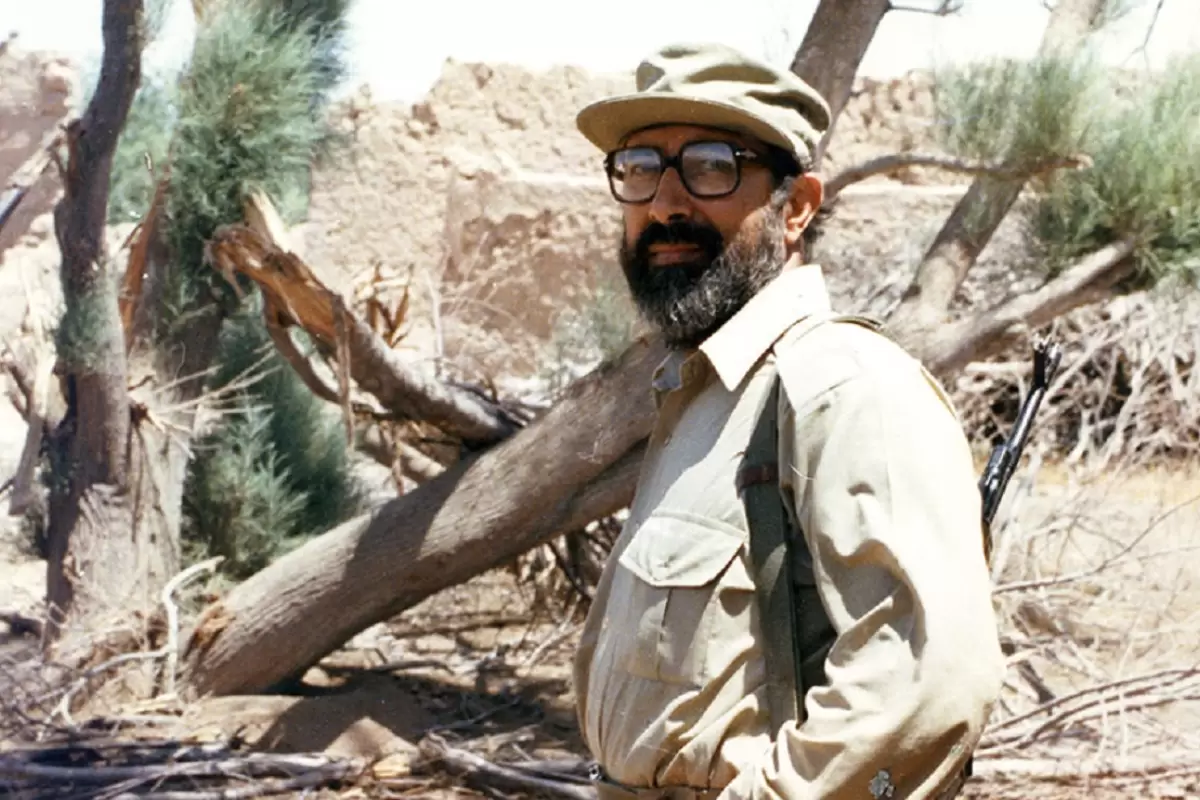 عکس؛ سفر در زمان«مصطفی چمران در حال عکاسی در آمریکا»؛ دهه 50
