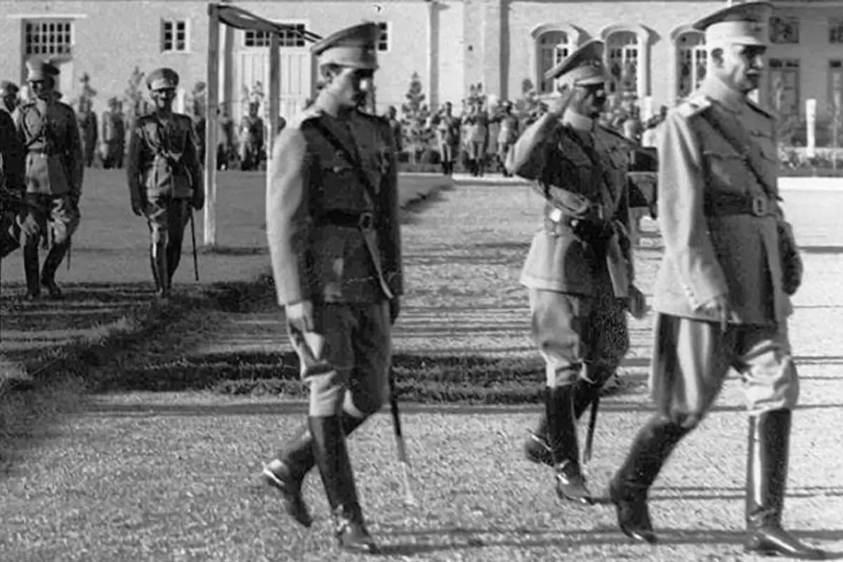 عکس؛ سفر در زمان؛ «رضاخان در حال بازدید از کتیبه‌های تخت جمشید»؛ دهه 1310