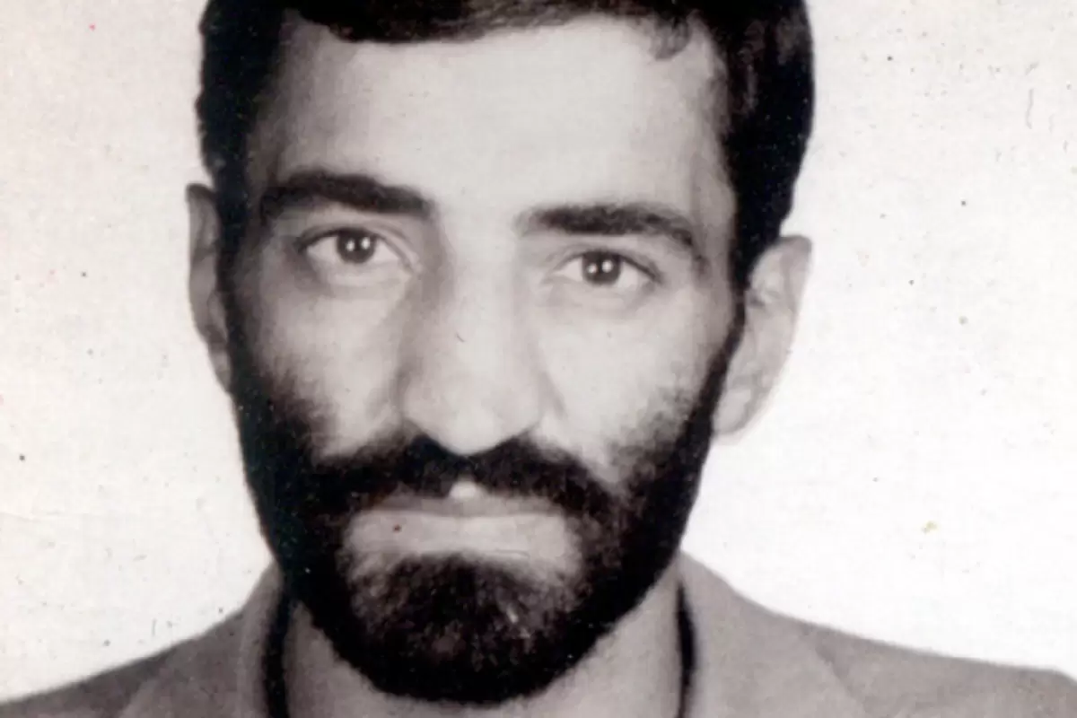 عکس؛ سفر در زمان؛ «احمد متوسلیان» با همرزمان اش در مقابل مسجد خرمشهر؛ سال 61