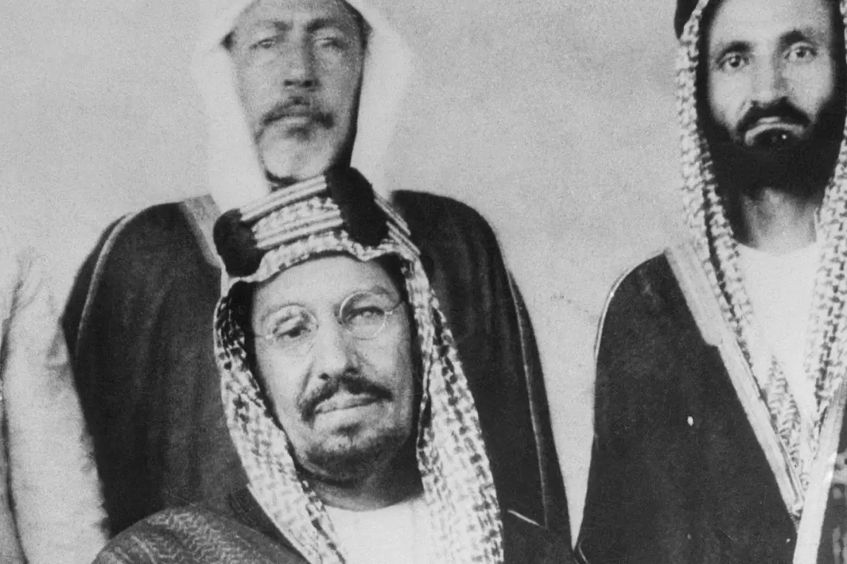 عکس؛ سفر در تاریخ؛ «ملک عبدالعزیز اولین پادشاه عربستان در یک ضیافت»؛ سال 1323