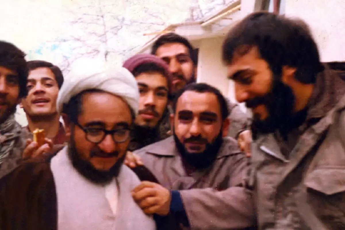 عکس؛ سفر در زمان؛ «خلخالی در کنار شهید رجایی در نماز جمعه تهران»؛ سال 59