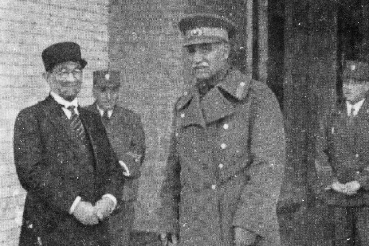 عکس؛ سفر در زمان؛ «رضاخان در روز اول سلطنت اش در کاخ گلستان»؛ سال 1305