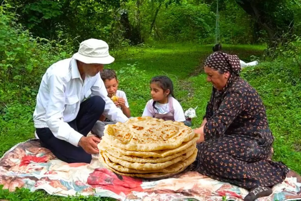 ببینید؛ غذای روستایی در آذربایجان؛ پخت نان محلی و خوراک مرغ و سیب زمینی