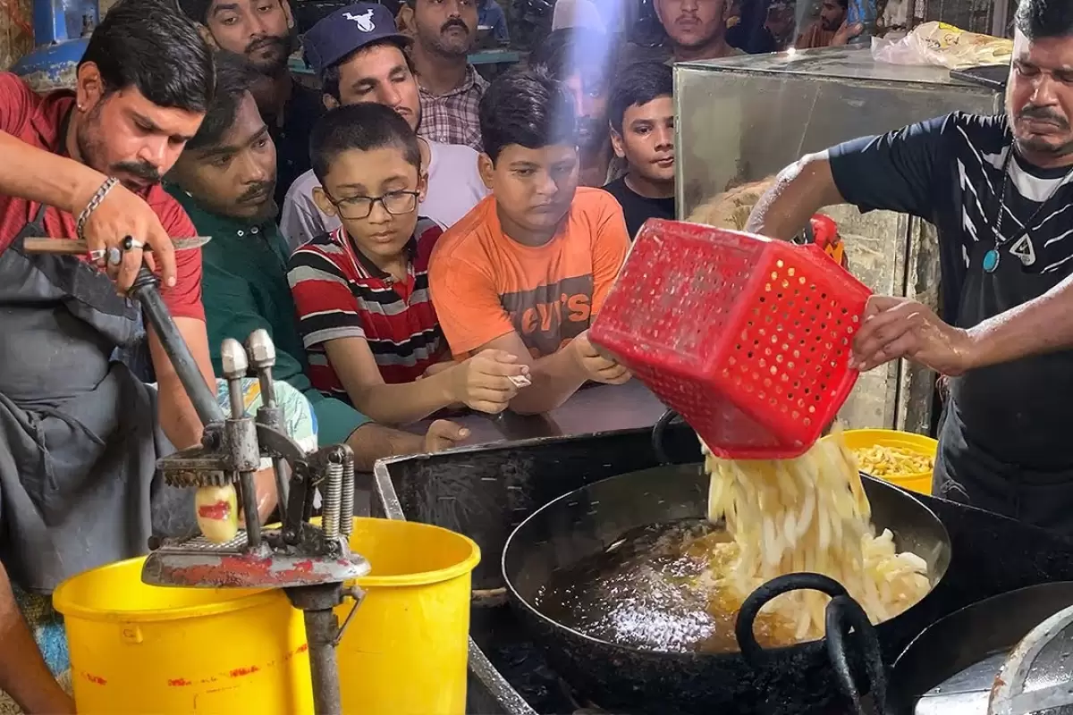 ببینید؛ غذای خیابانی در پاکستان؛ محبوب ترین سیب زمینی سرخ کرده در کراچی